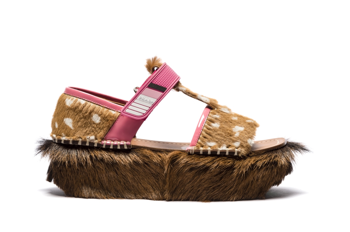 58540bc1a0369 - Аксессуары Prada весна-лето 2017