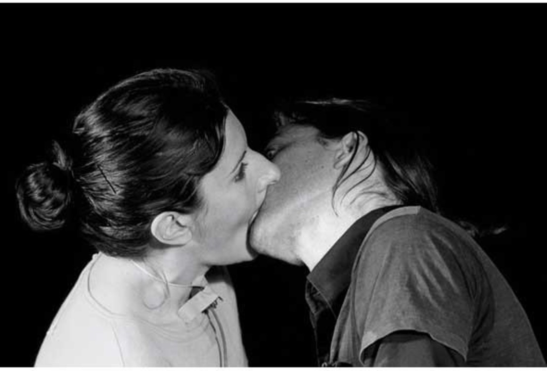 "Смерть себя", 1978. Для этого проекта Марина и Улай соединили свои рты специальным устройством и вдыхали выдохи друг друга. Через семнадцать минут после начала перформанса оба упали без сознания