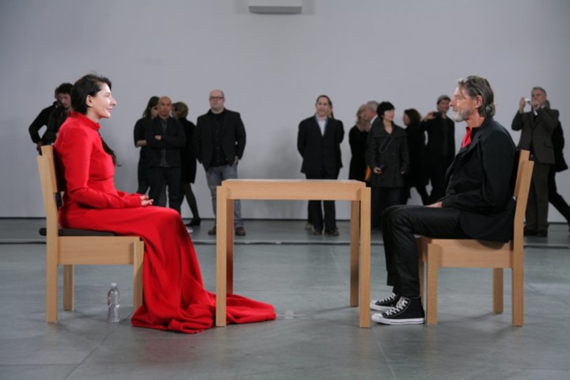 Перформанс "В присутствии художника". Абрамович в течение трех месяцев в рабочие часы молча сидит за столом в музее и позволяет каждому сесть напротив и посмотреть на нее.