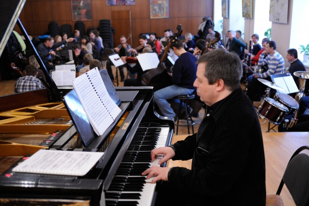 Алексей Ботвинов на репетиции с оркестром 