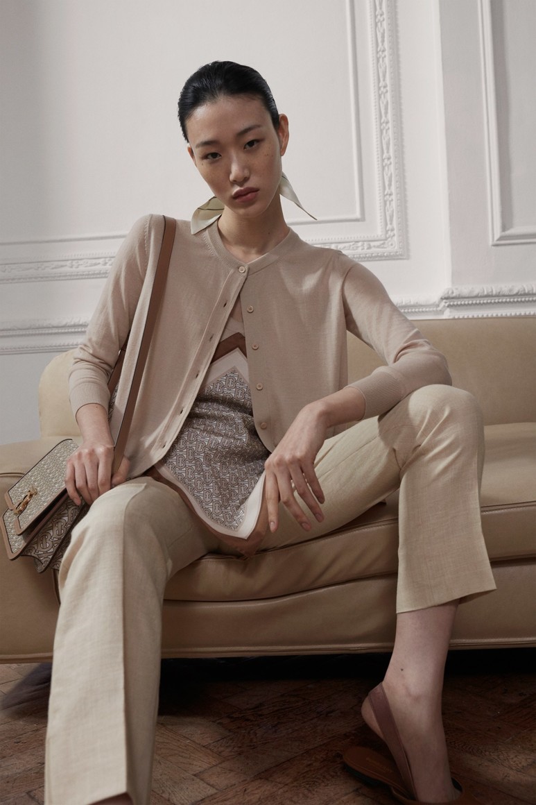5bf5135ef12d9 - Бунтарь в классике: Burberry Pre-Fall 2019