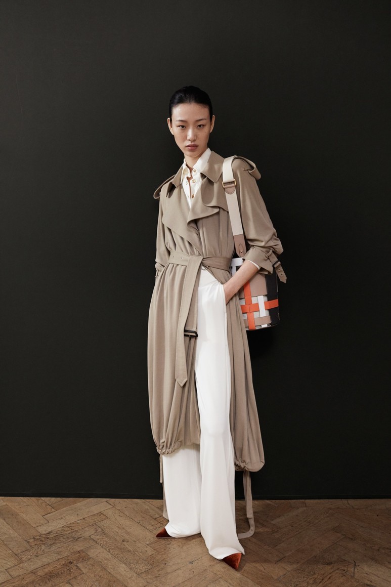 5bf5154302444 - Бунтарь в классике: Burberry Pre-Fall 2019