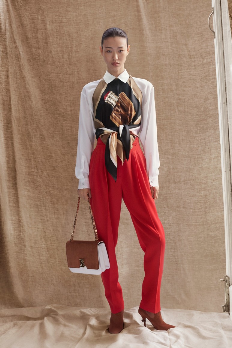 5bf51543d3478 - Бунтарь в классике: Burberry Pre-Fall 2019