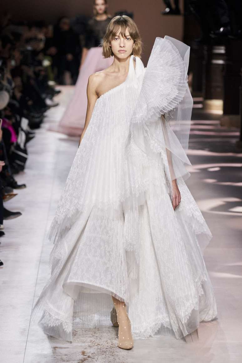 5e281dee885bd - GIVENCHY COUTURE SPRING SUMMER 2020
