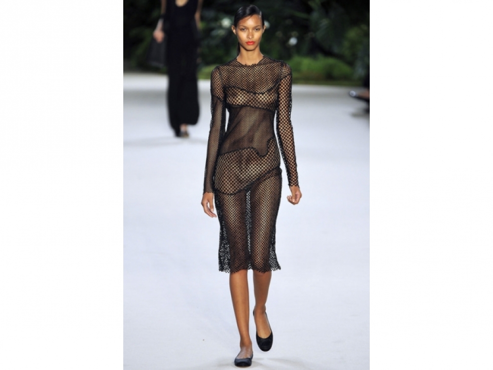 Прозрачные наряды. Плетеный топ-сетка. Одела платье сетку. Одела платье сетку. Сетка тренд 2022.