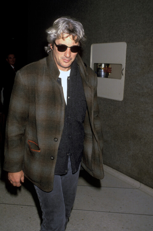 Ричард Гир в международном аэропорту Лос-Анджелеса, 1993