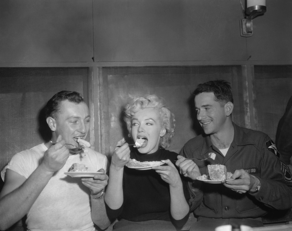 Мерилін Монро їсть торт у їдальні роти 2-ї піхотної дивізії поблизу Сеула, Південна Корея, 18 лютого 1954 року