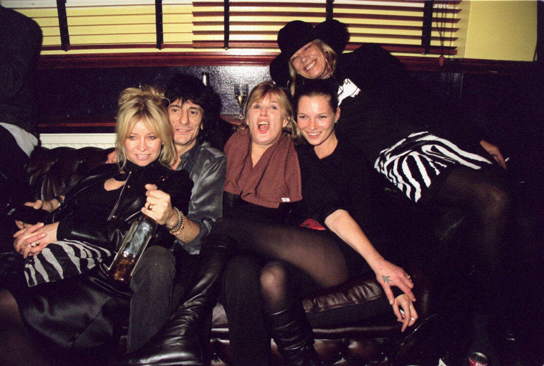 Джо Ховард, музыкант Ронни Вуд, Марианна Фейтфулл, Кейт Мосс и Анита Палленберг на вечеринке 16 ноября 1999 года в Лондоне