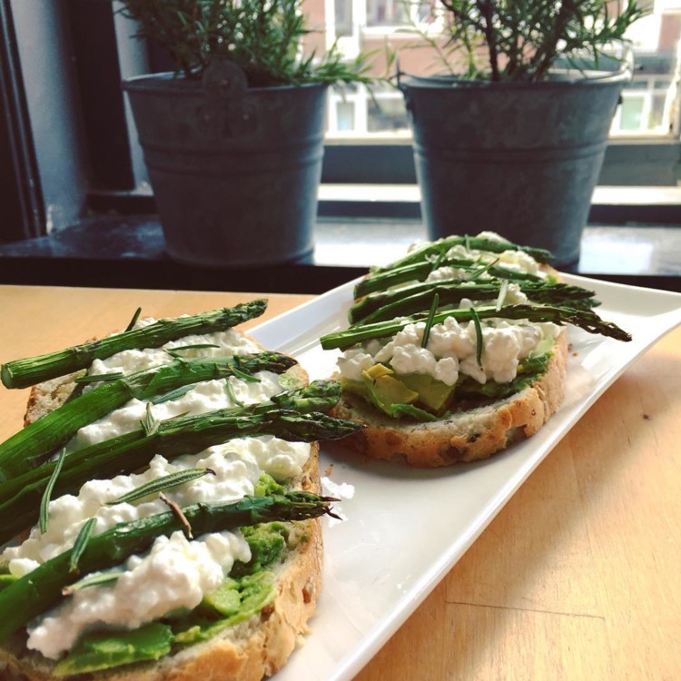 Цільнозерновий хліб, пюре з авокадо, м'який сир, обсмажена спаржа, розмарин, масло, сіль @highwaynation
