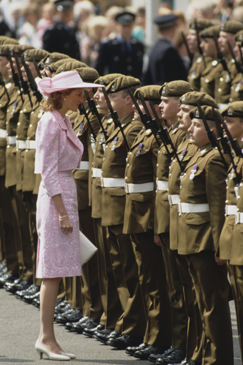 Діана, принцеса Уельська оглядає почесну варту Королівського піонерського корпусу в Нортгемптоні, Великобританія, 8 червня 1989 року