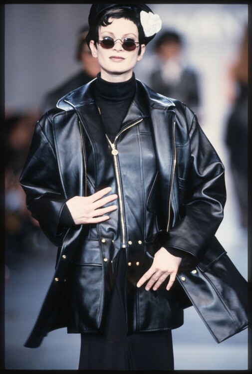 Кристен Макменами в шоу Chanel осень-зима 1993/1994