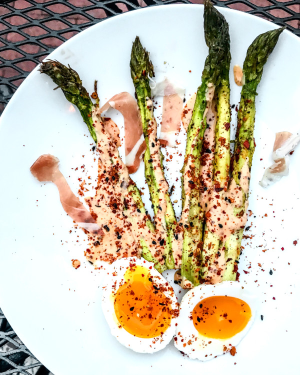 Спаржа, яйця, прошуто, кунжут, гірчиця, оливкова олія, сіль @yesplsdc
