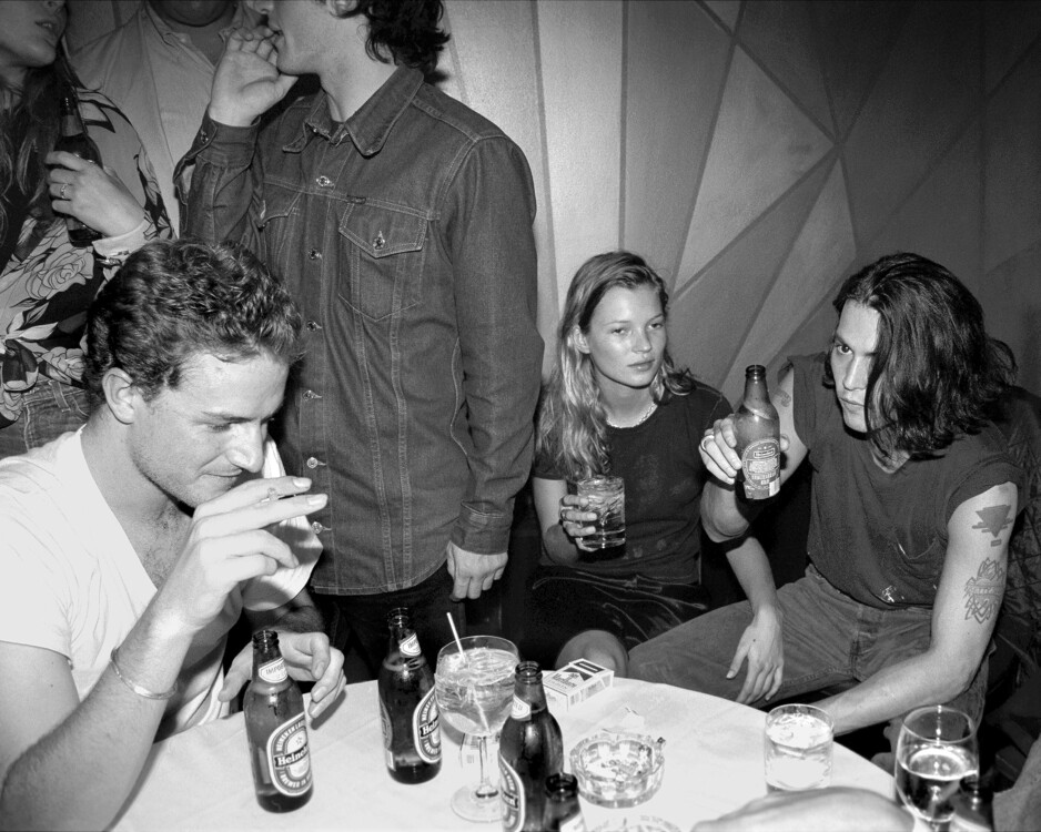 Актер Джонни Депп и супермодель Кейт Мосс сидят вместе на вечеринке по случаю дня рождения актера Микки Рурка в Метрономе