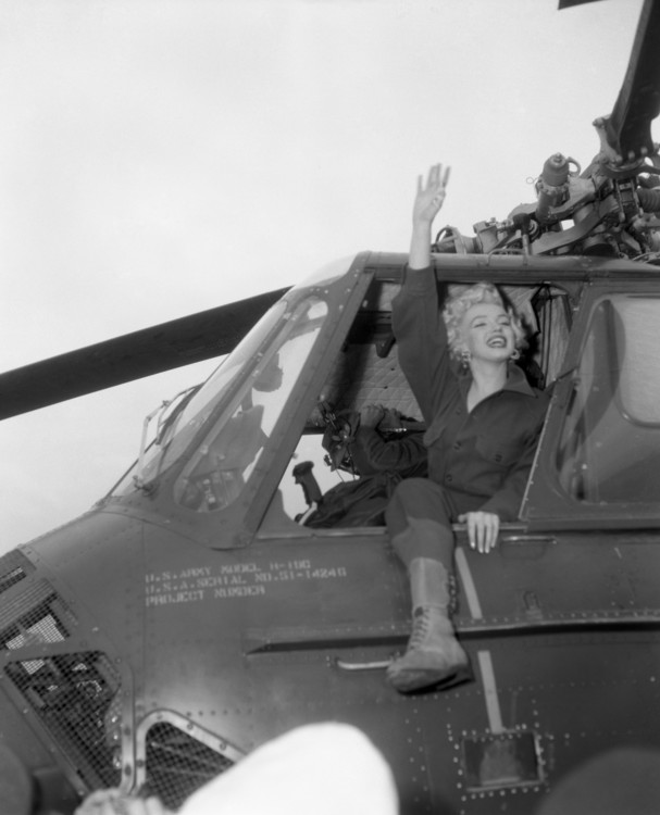 Мерилін Монро махає з гелікоптера першій дивізії морської піхоти, 21 лютого 1954 року