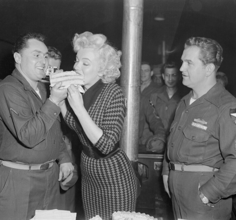 Мерилін Монро під час візиту до сержантів 2-го дивізіону, 19 лютого 1954 року