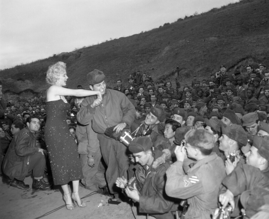 Мерилін Монро під час шоу для 25-ї дивізії в Кореї, 22 лютого 1954 року