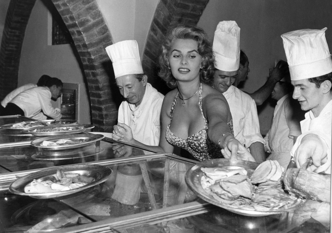 Софі Лорен допомагає персоналу ресторану у Венеції між подіями на червоній доріжці, 1955