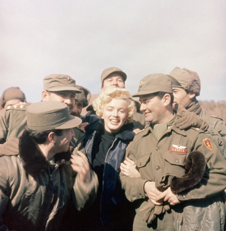 Мерилін Монро розважає групу солдатів у Кореї