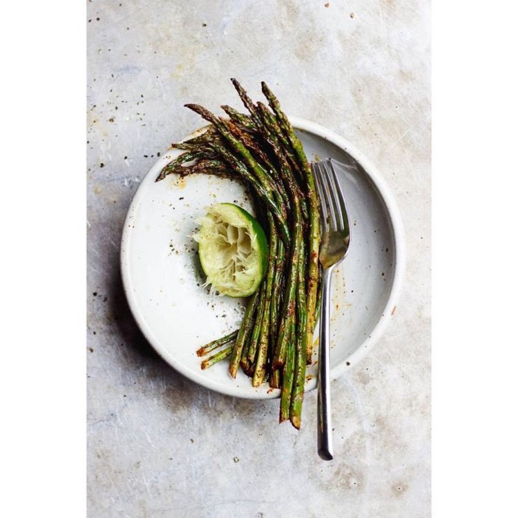 Спаржа, тушкована в оливковій олії з часником і лимонним соком @arabella_clare