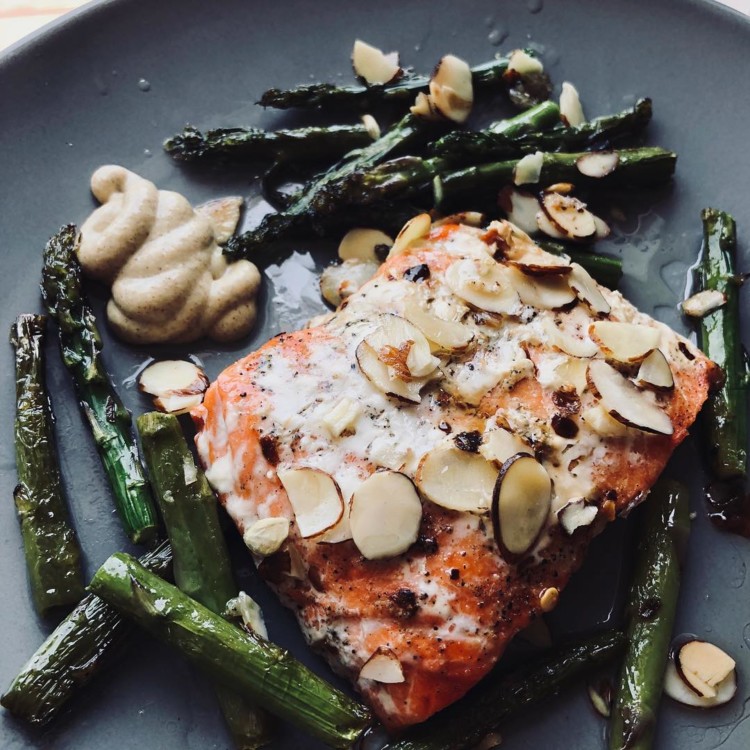 Лосось, імбир, спаржа, оливкова олія, бальзамічний оцет, сіль, перець @autumnsbbb