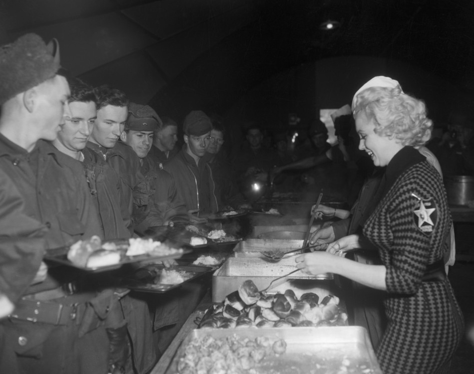 Мерилін Монро готує їжу для воєнних, 22 лютого 1954 року