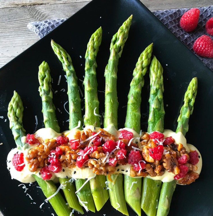 Спаржа, голландський соус, горіхи, малина, сік лимона @rett_skje_og_vaffel