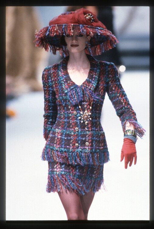 Кристен Макменами в шоу Chanel Haute Couture осень-зима 1991/1992