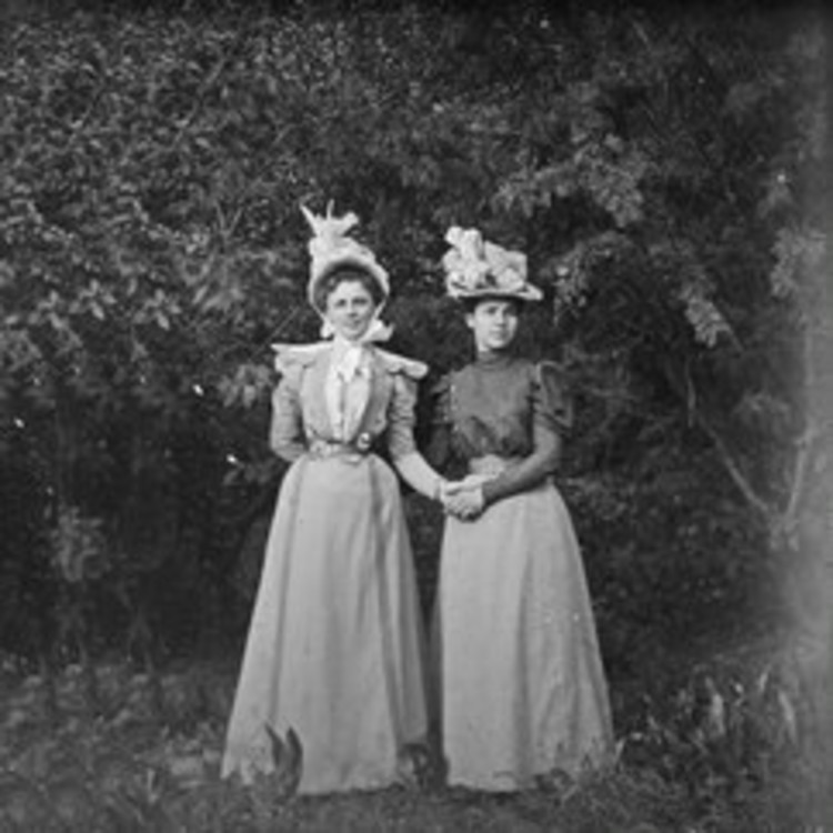 Портрет нації: кияни на прогулянках в садах 100 років тому фото