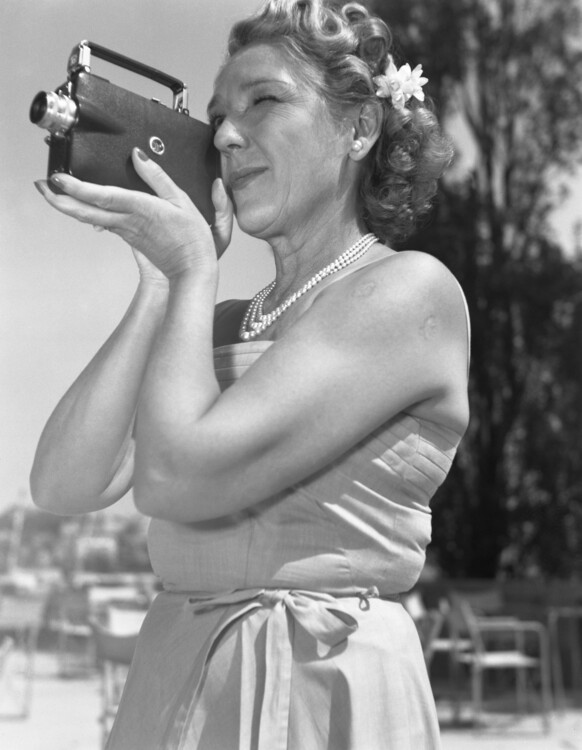 Мері Пікфорд знімає фестиваль на нову на той час портативну камеру, 1948