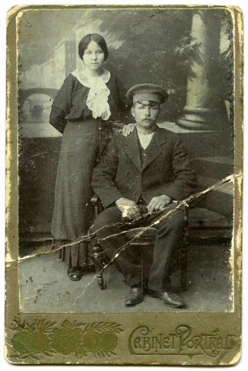 Чоловік у вишитій сорочці та жінка в міському вбранні, Харків, 1915 рік