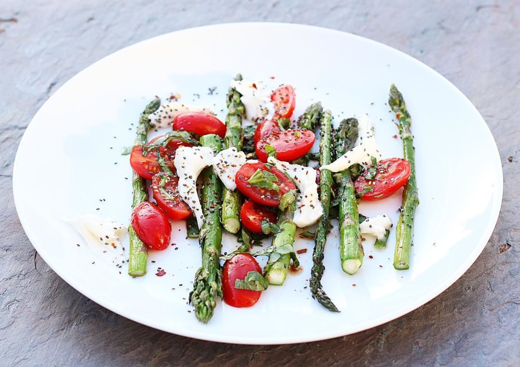 Черрі, відварна спаржа, моцарела, зелень, оливкова олія, сіль @greatbritishgrub
