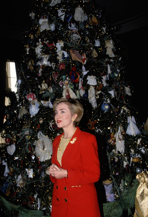 Первая леди Хиллари Клинтон беседует с журналистами о рождественских украшениях в Белом доме, 1993 год