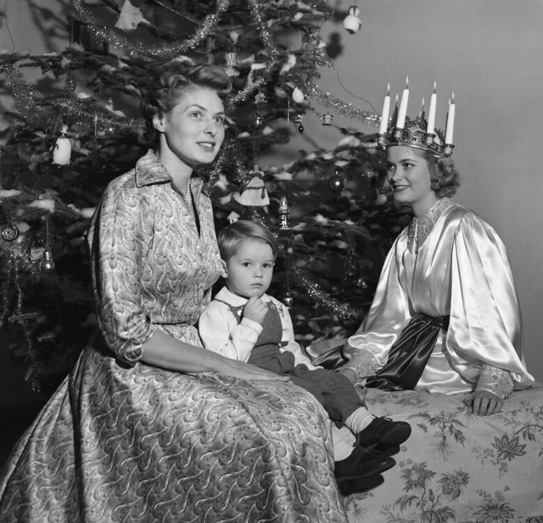 Ингрид Бергман с сыном позируют с королевой света, 1952 год