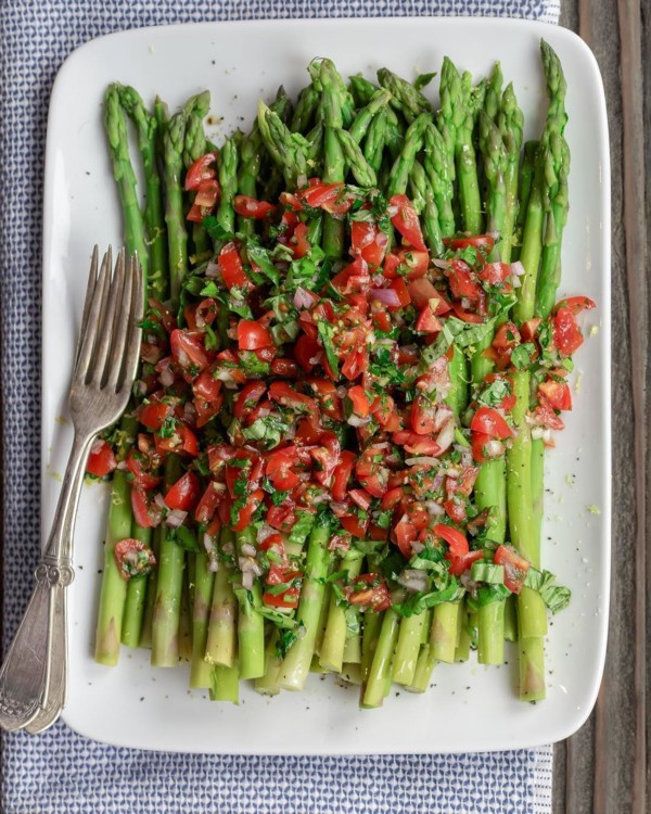 Спаржа, помідори, цибуля, часник, петрушка, м'ята, лимонний сік, оливкова олія, сіль @themediterraneandish