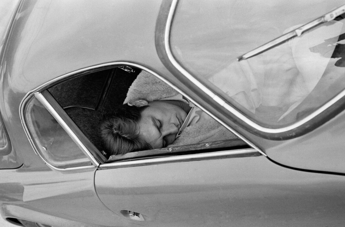 Ален Делон відпочиває в машині на зніманнях фільму «Шукачі пригод» у 1966 році, Франція
