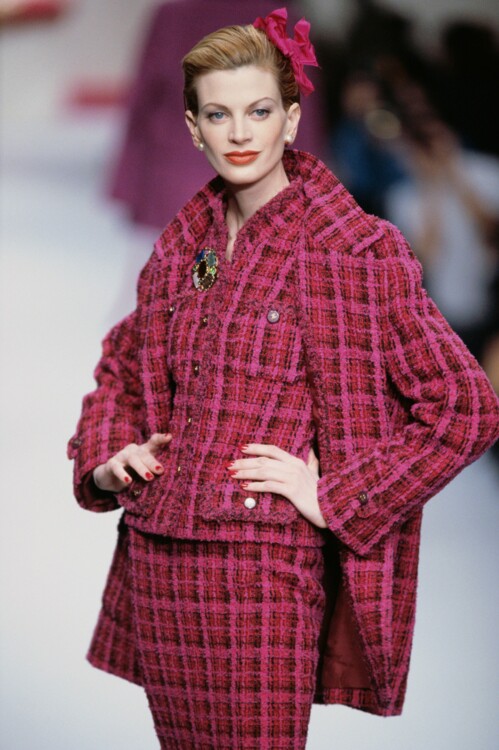 Кристен Макменами в шоу Chanel осень-зима 1995/1996