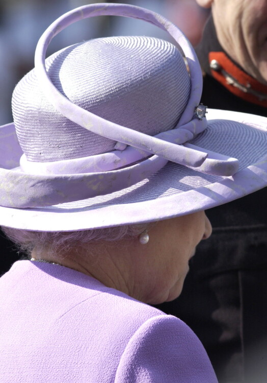 Oueen's violet hats фото
