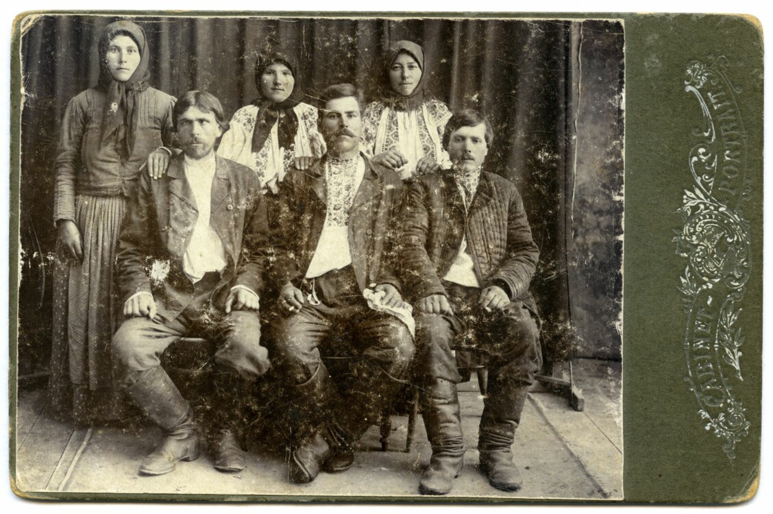 Чоловіки та жінки в традиційному народному вбранні, Харківщина, початок ХХ століття