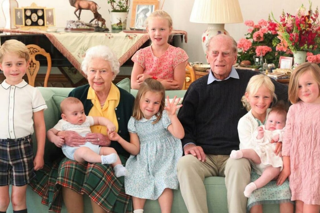 У зв'язку зі смертю принца Філіпа королівська сім'я оприлюднила дві фотографії герцога, королеви та їхніх правнуків
