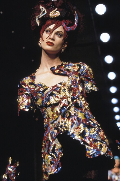 Кристен Макменами в шоу Chanel Haute Couture осень-зима 1992/1993