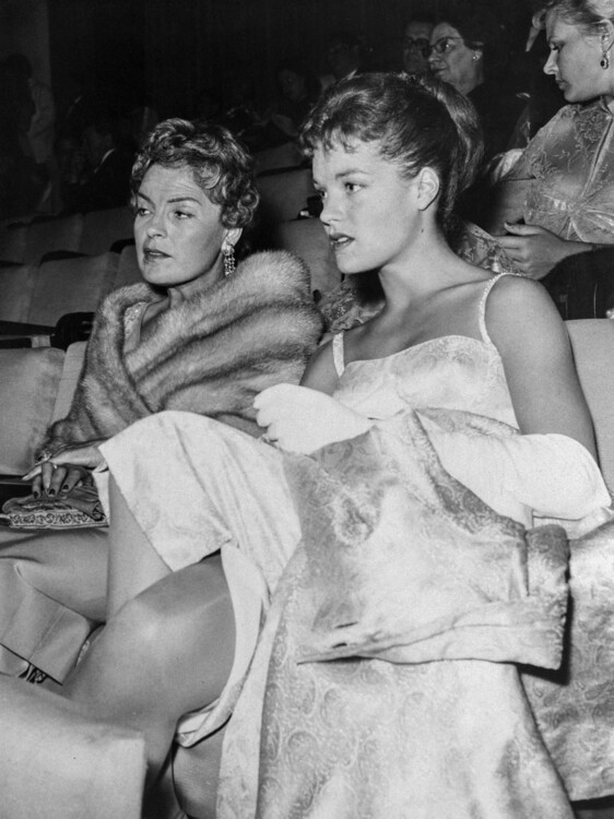 Австрійська акторка Ромі Шнайдер та її мати Магда на показі фільму «Око за око», 1957