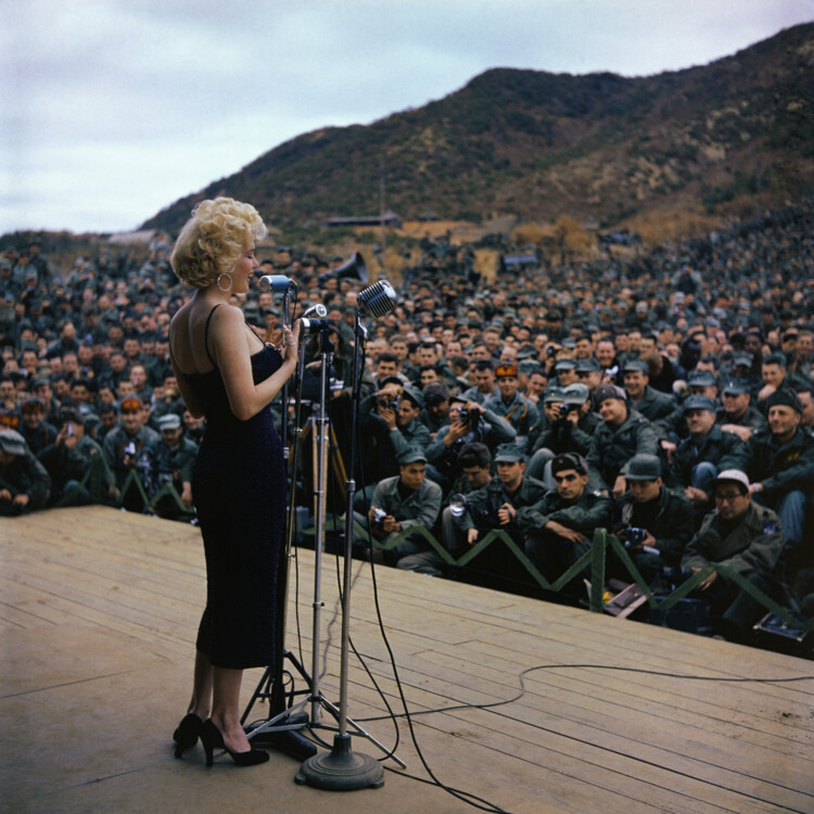 Мерилін Монро під час шоу для американських воєнних в Кореї