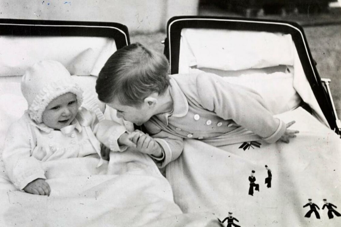 У 71-й день народження принцеси Анни принц Чарльз поділився в своєму офіційному Instagram портретом, на якому зображені він та Анна в дитинстві