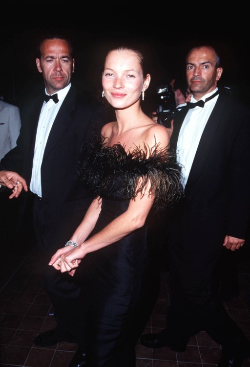 Кейт Мосс у чорній коктейльній сукні 1950-х років з обробкою пір’ям від Jean Dessès на Каннському кінофестивалі у 1998 році