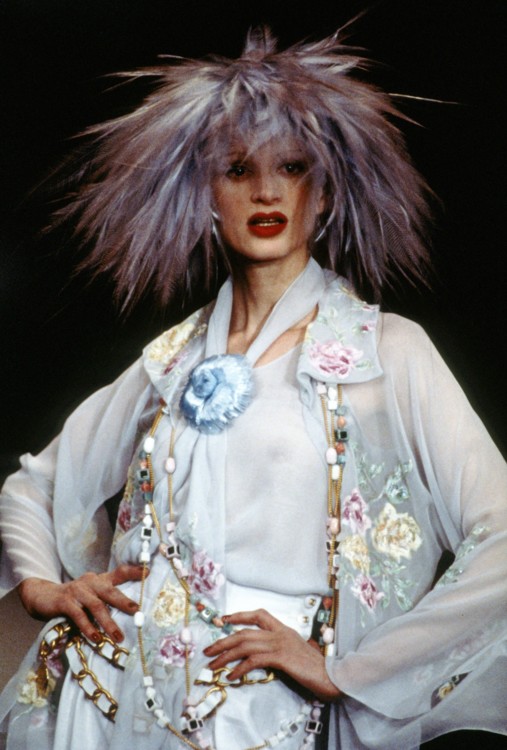 Кристен Макменами в шоу Chanel весна-лето 1993