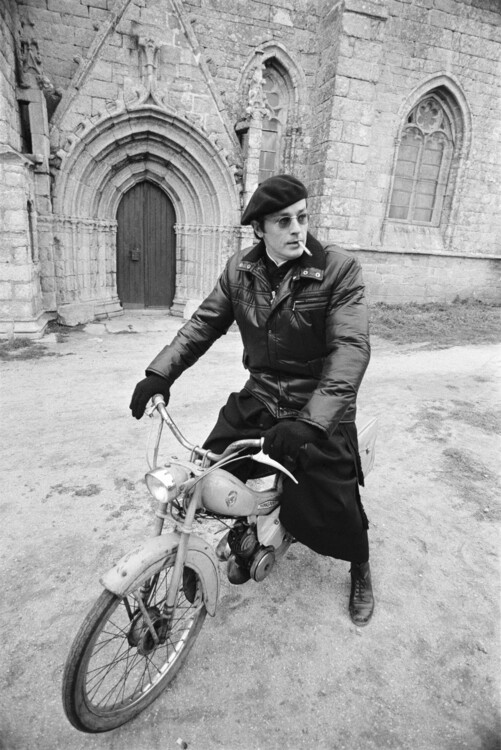 Ален Делон на мопеді на зніманнях фільму Doucement Les Basses у грудні 1970 року, Франція