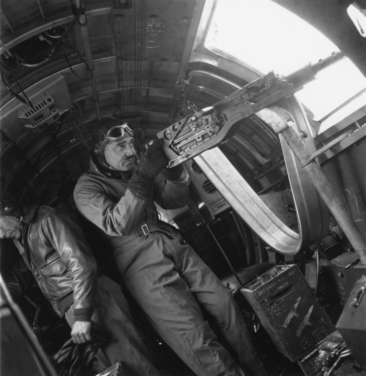 Під час Другої світової війни Кларк Гейбл був капітаном артилерії, 1943