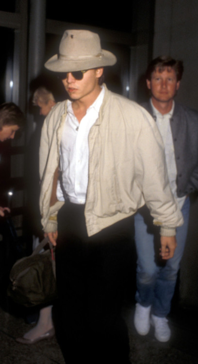 Джонни Депп в Международном аэропорту Лос-Анджелеса, 1998