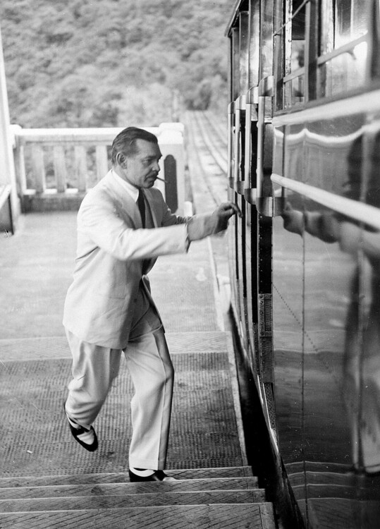 Кларк Гейбл бежит к трамваю в Гонконге, 1954