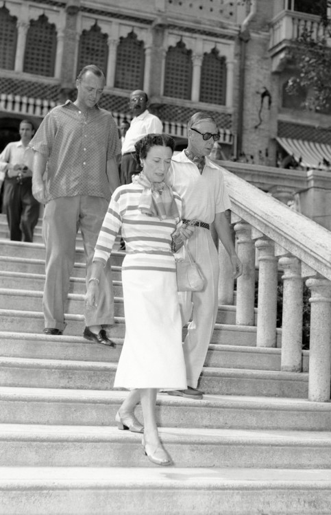 Герцог і герцогиня Віндзорські виходять з готелю Excelsior під час відвідування фестивалю, 1956